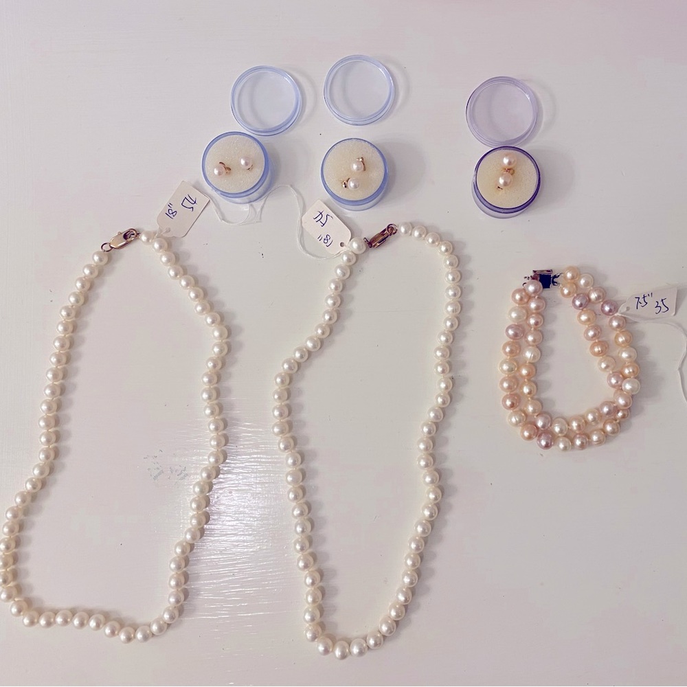 Pearl necklaces (2), bracelet (1) and earrings (3 sets)
